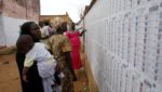 Consultation des listes électorales dans un bureau de Bamako, le 23 juillet 2018.