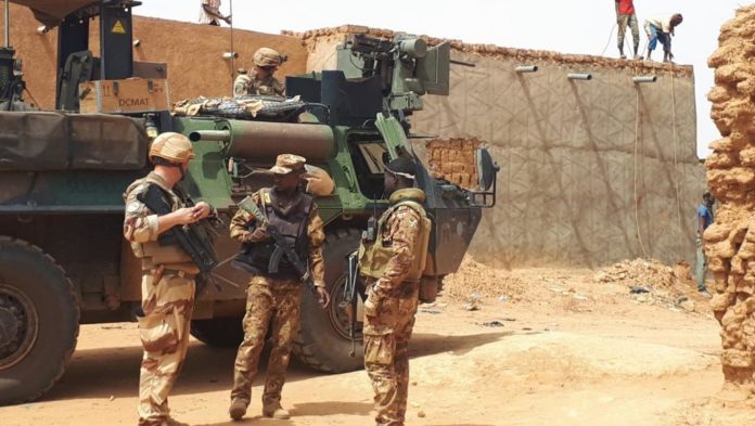 Une patrouille mixte de la force française Barkhane et des Fama, l'armée malienne, dans les rues de Ménaka