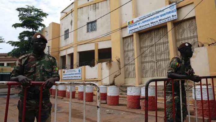 Des soldats montent la garde devant le ministère de l'Administration des territoires