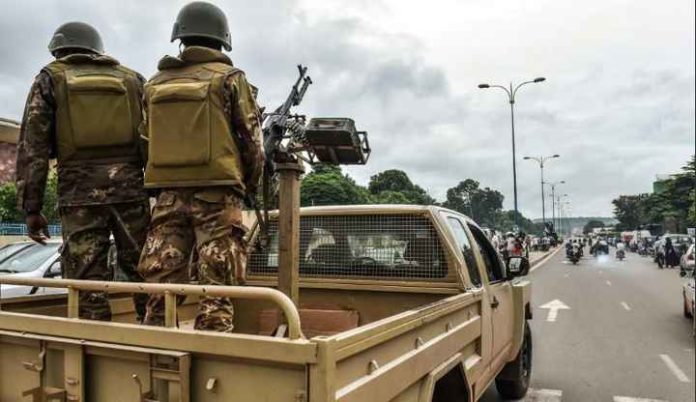 Des soldats maliens patrouillent Des soldats maliens patrouillent à Bamako le 27 juillet 2018, au dernier jour de la campagne de la présidentielle.