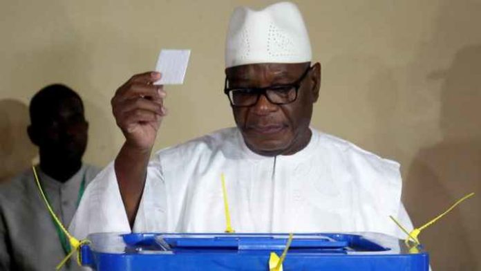 Le président sortant Ibrahim Boubacar Keïta vote dans le bureau 14 de la capitale