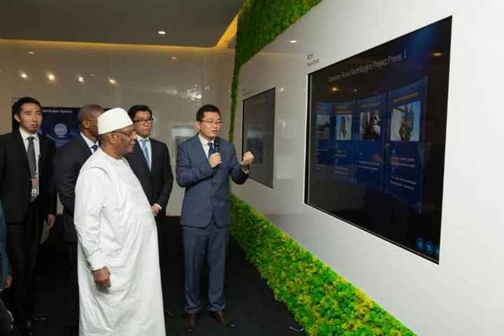 Visite de travail du Chef de l’Etat en Chine : IBK visite l’Institut de Recherche de Huawei