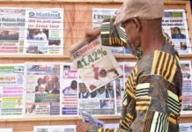 Etal de journaux à Bamako, au Mali, le 3 août 2018
