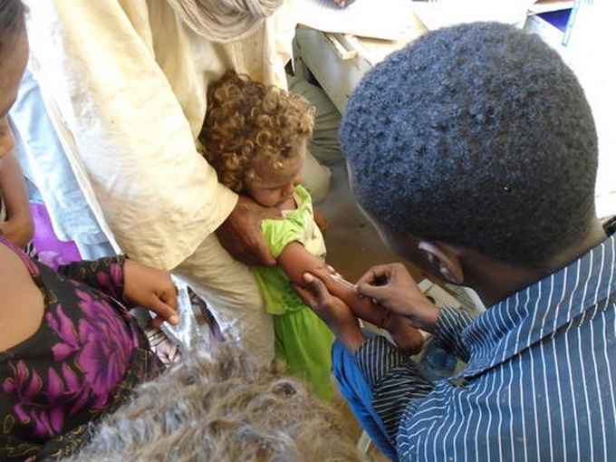 MSF fournit des soins médicaux immédiats aux personnes épuisées et traumatisées après l'attaque du village de Tindinbawen, dans le nord du Mali.