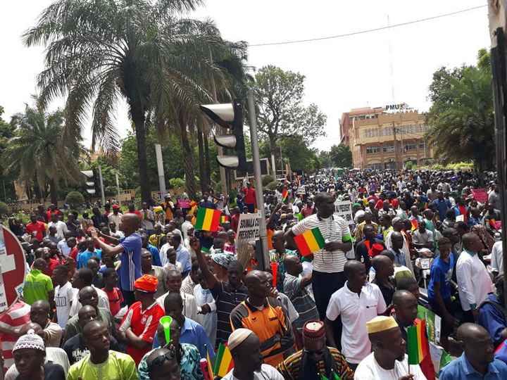 Pour dire non à la fraude et le bourrage d’urnes : Une marrée humaine déferle dans les rues de Bamako • Les Maliens de l’intérieur et de la diaspora battent le pavé