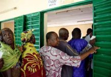 File d'attente dans un bureau de vote à Bamako