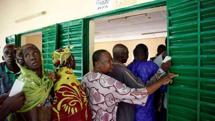 File d'attente dans un bureau de vote à Bamako