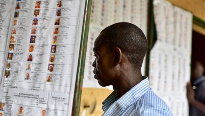 Un homme vérifie son nom sur la liste des électeurs d'un bureau de vote à Bamako, le 12 août 2018. © ISSOUF SANOGO / AFP