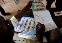 Opération de vote dans un bureau de Bamako au Mali pour la présidentielle du 29 juillet 2018.