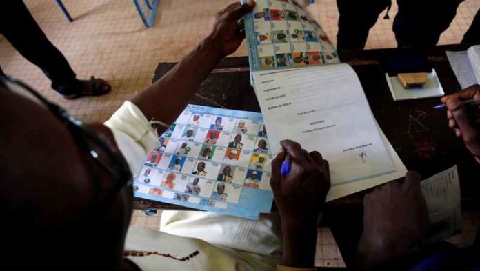 Opération de vote dans un bureau de Bamako au Mali pour la présidentielle du 29 juillet 2018.