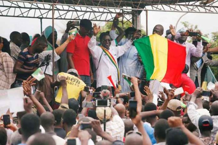 marche-partisant-soumaila Soumaïla Cissé (au centre) a rassemblé ses partisans pour contester la réélection du président sortant