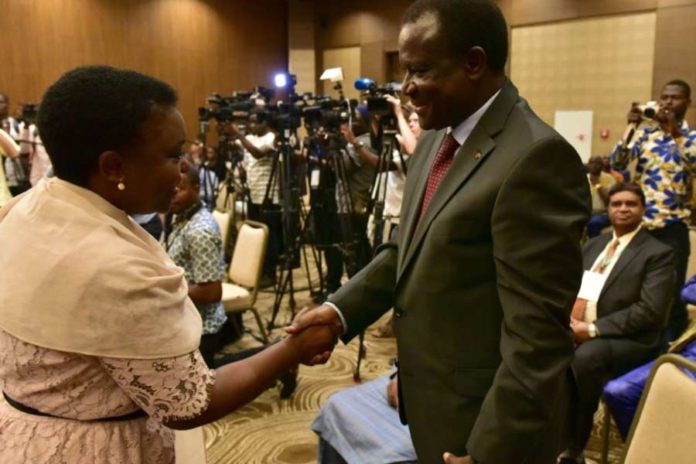 observateurs-Mali La cheffe des observateurs de l'UE au Mali, Cecile Kyenge (à gauche), serre la main de son holomogue de la Cédéao
