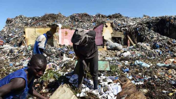 Des Maliens à la recherche d'objets de valeur dans les détritus de Bamako, le 16 août 2018.