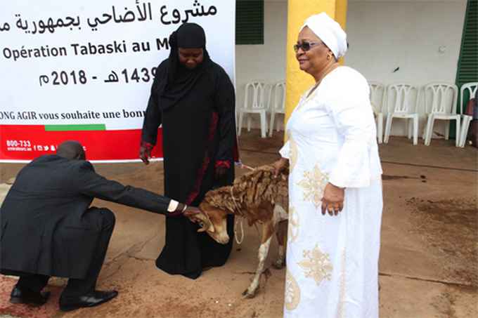 Fête de Tabaski : Mme Keïta Aminata Maïga offre des moutons aux plus démunis