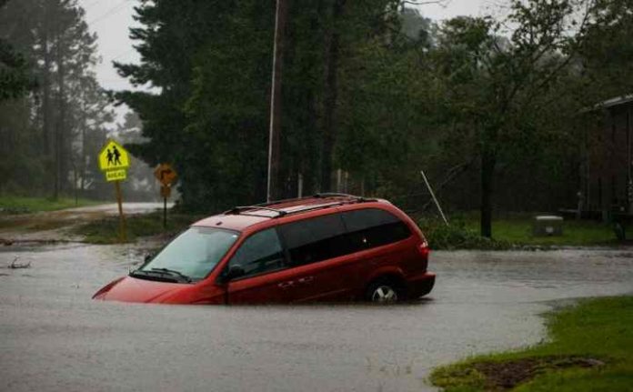 Une voiture abandonnée sur uen route inondée près de New Bern, ville de Caroline du Nord, le 14 septembre 2018 après le passage de l'ouragan Florence sur la côte sud-est américaine