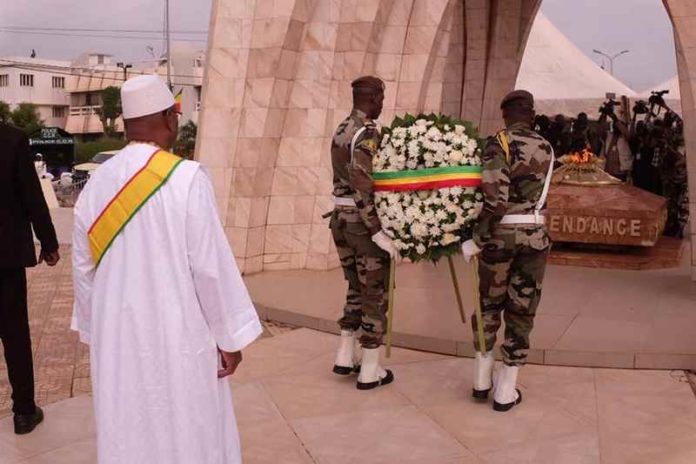 Le président Ibrahim Boubacar Keïta au monument de l’indépendance