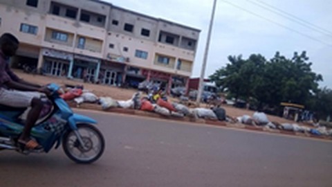Boulkassoumbougou: L'axe Bamako-Koulikoro envahi d'ordures, le centre Secondaire d'État Civil interpellé.