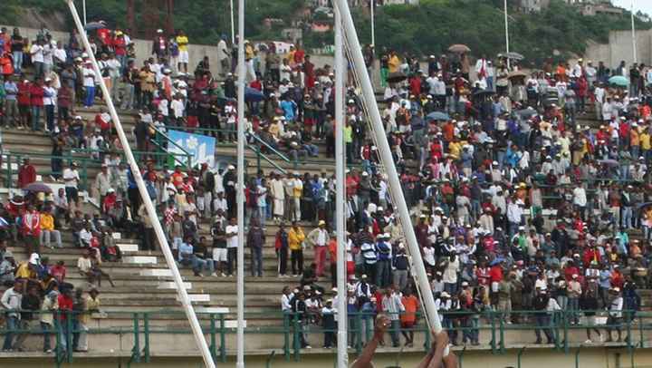 Au moins un mort et 37 blessés dans une bousculade devant un stade à Madagascar (hôpital)