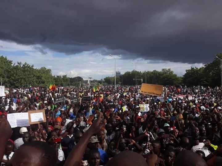 Photos : grande marche des partisans du pouvoir pour exiger «le respect du verdict de la Cour Constitutionnelle»