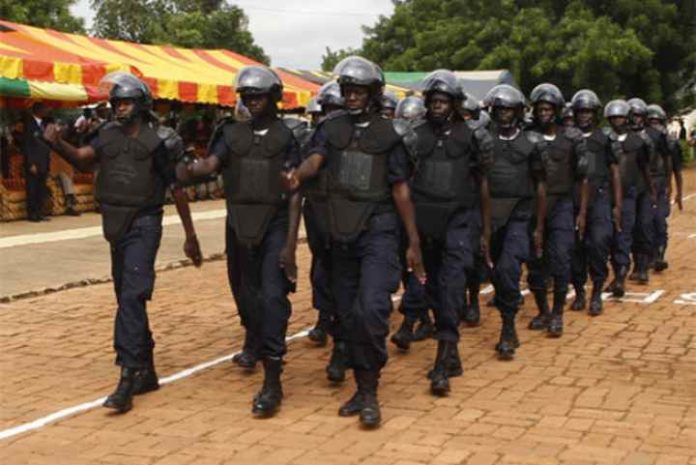 Des policiers défilant à l’occasion de la fête de l’indépendance