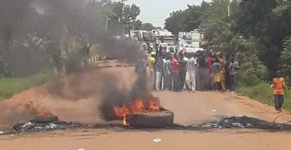 Kolokani : Les jeunes barricadent les voies d'accès
