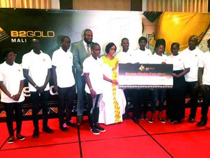 Éducation : B2Gold offre 10 bourses d’études à 10 bacheliers pour un montant de 387 millions de Fcfa