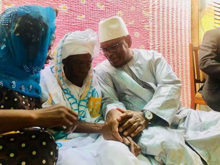 Le chef de l’état chez la doyenne du District de Bamako : «C’est symbolique de venir ici honorer l’âge»