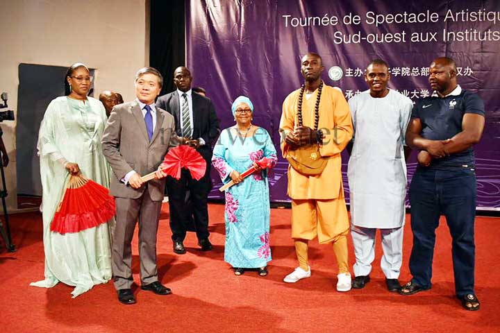 Tournée de spectacle artistique de l'université forestière du sud-ouest en collaboration avec les instituts confucius africains : Mme Kéïta Aminata Maïga assiste aux moments forts de la culture et de l'Amitié Sino-Malienne