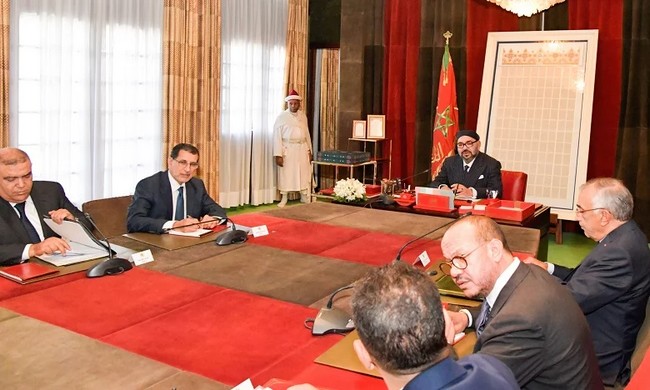 Sa Majesté le Roi préside une séance de travail consacrée à la mise à niveau de l'offre de formation professionnelle, à la diversification et valorisation des métiers et la modernisation des méthodes pédagogiques