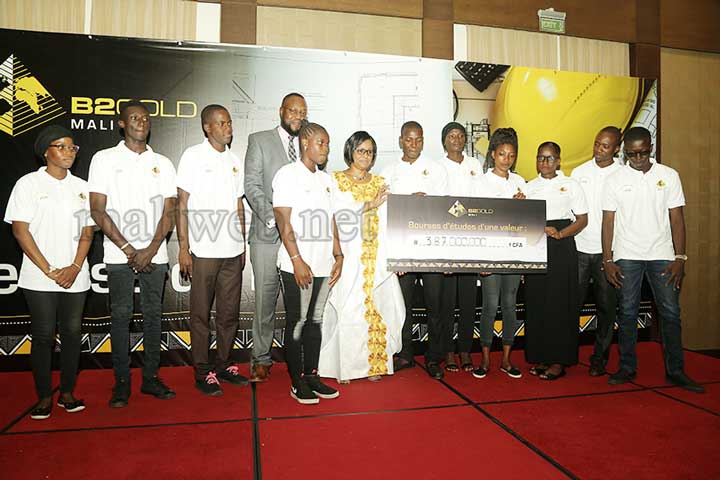 Promotion professionnelle : La société minière B2GOLD offre 10 bourses d'études et des kits à 10 étudiants maliens