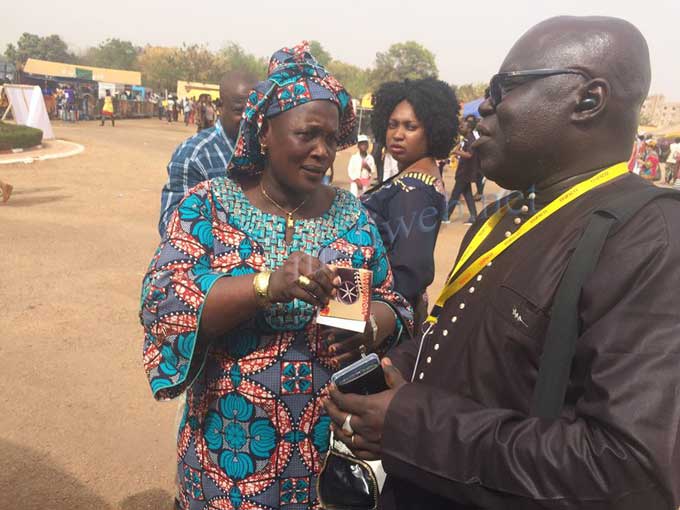 Pour sa contribution exceptionnelle dans l'organisation du festival Clap Ivoire : Mme Sidibé Nana Kadidia Toumagnon reçoit un diplôme d'honneur du ministre de la Culture et de la Francophonie de la Côte d'Ivoire