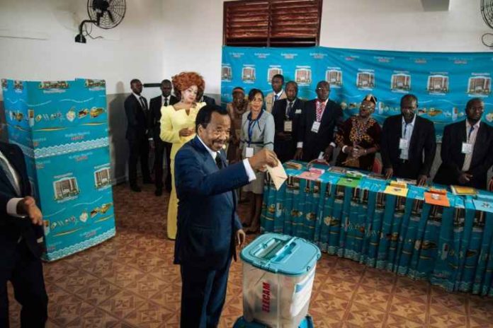 Paul Biya Le président Paul Biya dans un bureau de vote de Yaounde, Cameroun, le 7 octobre 2018