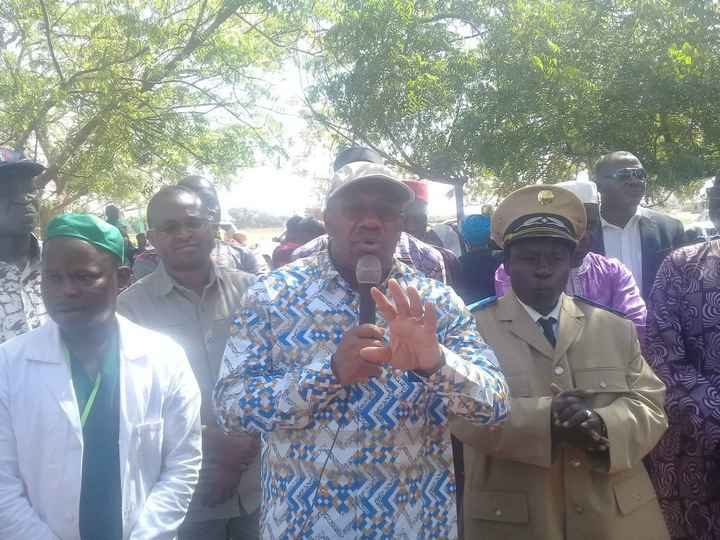 Lutte contre la mortalité infantile : Pr. Samba Sow à Ntogonasso et à Nadiasso pour sensibiliser sur le nouveau traitement