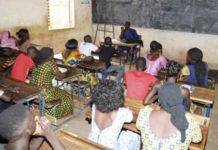 Des élèves d’une classe de l’école fondamentale en train de suivre un cours