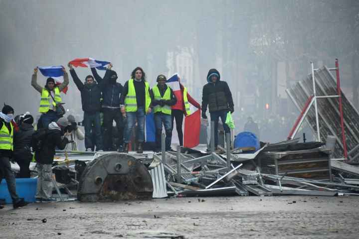 "Gilets jaunes": incidents à Paris, le gouvernement accuse Le Pen et l'ultradroite