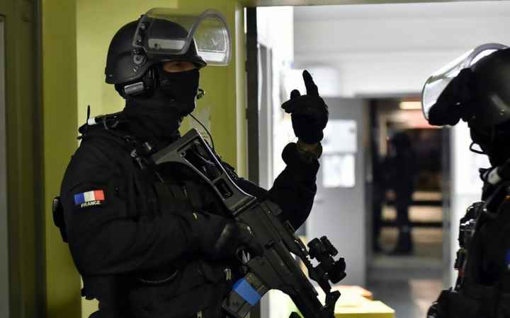 Alès : la femme qui était retranchée dans une banque a été interpellée