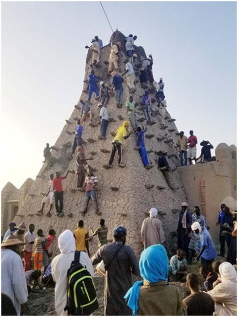 Tombouctou : L’UNESCO accompagne le Crépissage collectif de la mosquée de Sankoré