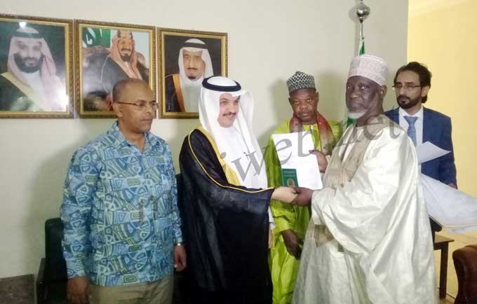 Invitée par le roi d'Arabie Saoudite pour la Oumra et la Ziyara : Une vingtaine de personnalités maliennes reçoivent leurs billets des mains de l'ambassadeur d'Arabie Saoudite au Mali
