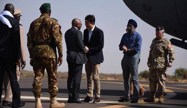 Justin Trudeau rend visite à la force aérienne canadienne déployée dans le cadre de la MINUSMA