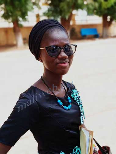 Halimatou Dembélé auteure du recueil de poèmes ''soleil qui brille'' : ''La jeunesse d'Aujourd'hui oublie qu'elle est l'espoir d'un demain meilleur, un demain qui se construit dès aujourd'hui''