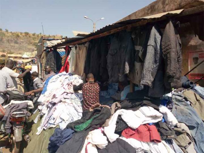 Des clients dans un marché de friperie à Bamako