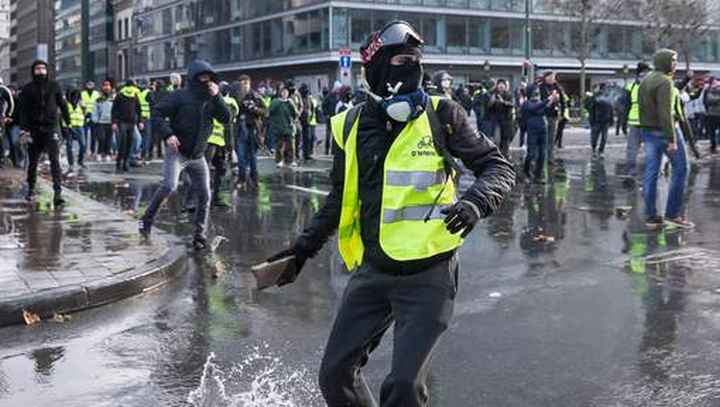"Gilets jaunes": La police se prépare à plus de violences samedi
