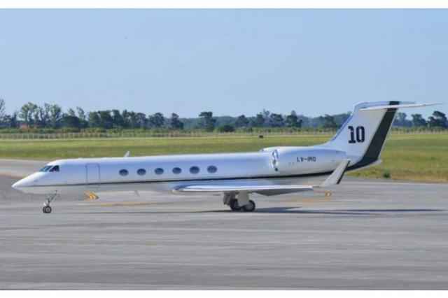 Si vous croisez cet avion dans le ciel, vous saurez qui est à bord : un indice est écrit sur la queue.