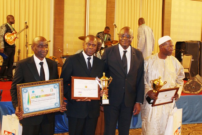 8ème édition de la Nuit du mérite sportif: Mohammed Oumar Traoré reçoit le prix du meilleur dirigeant