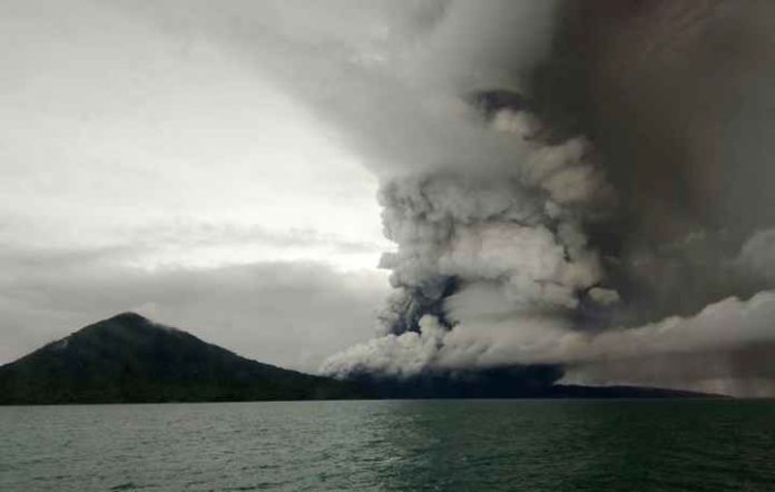 Le volcan Anak Krakatoa en éruption dans le détroit de la Sonde le 26 décembre 2018