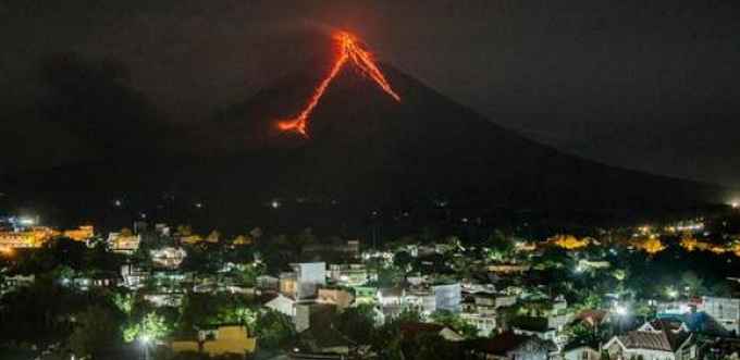 Le volcan Mayon crache à nouveau des cendres