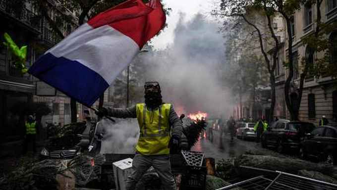 Le gouvernement français appelle les "gilets jaunes" à ne pas manifester samedi