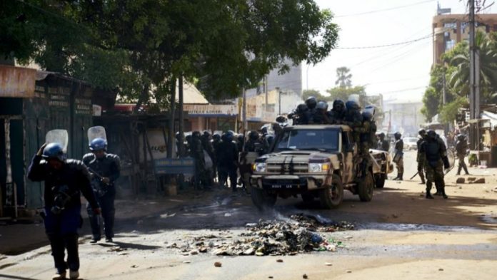 Bamako, la police anti-émeute intervient sur le site d'une manifestation de l'opposition le 8 décembre 2018