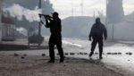 Des policiers tunisiens lancent du gaz lacrymogène
