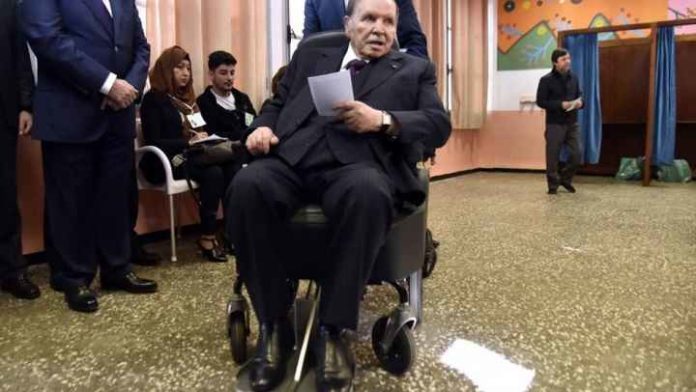 Le président algérien Abdelaziz Bouteflika dans un bureau de vote